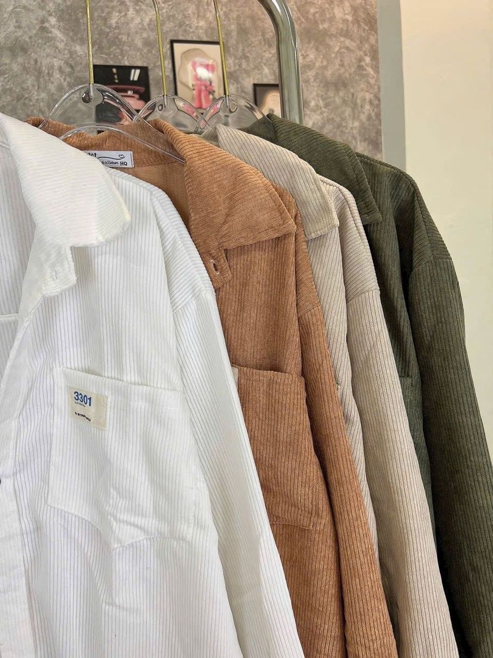 Áo khoác sơ mi nhung logo thêu mặt số túi ngực .