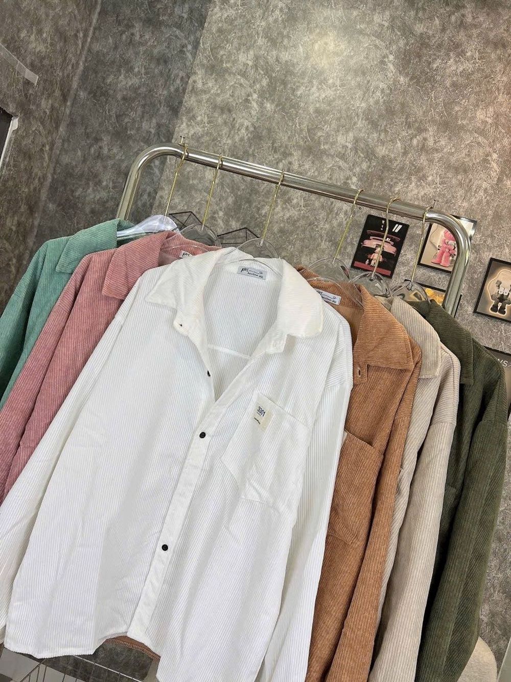 Áo khoác sơ mi nhung logo thêu mặt số túi ngực .