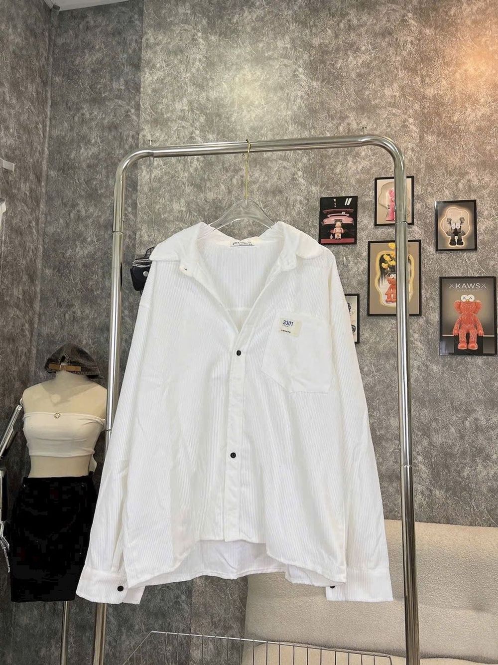 Áo khoác sơ mi nhung logo thêu mặt số túi ngực .