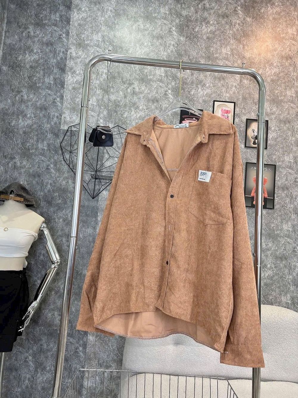 Áo khoác sơ mi nhung logo thêu mặt số túi ngực .