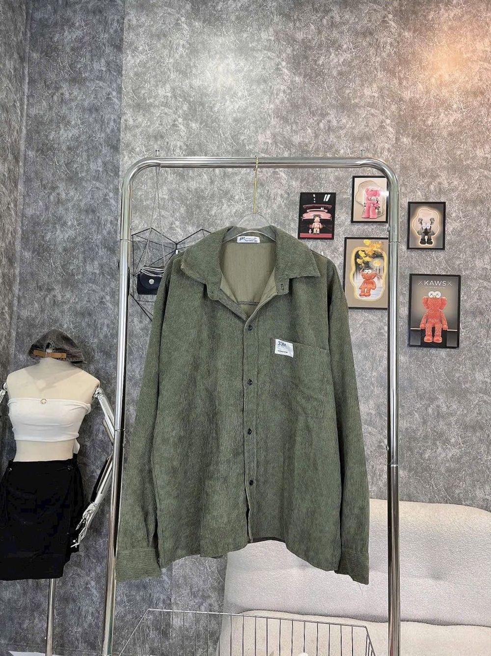 Áo khoác sơ mi nhung logo thêu mặt số túi ngực .