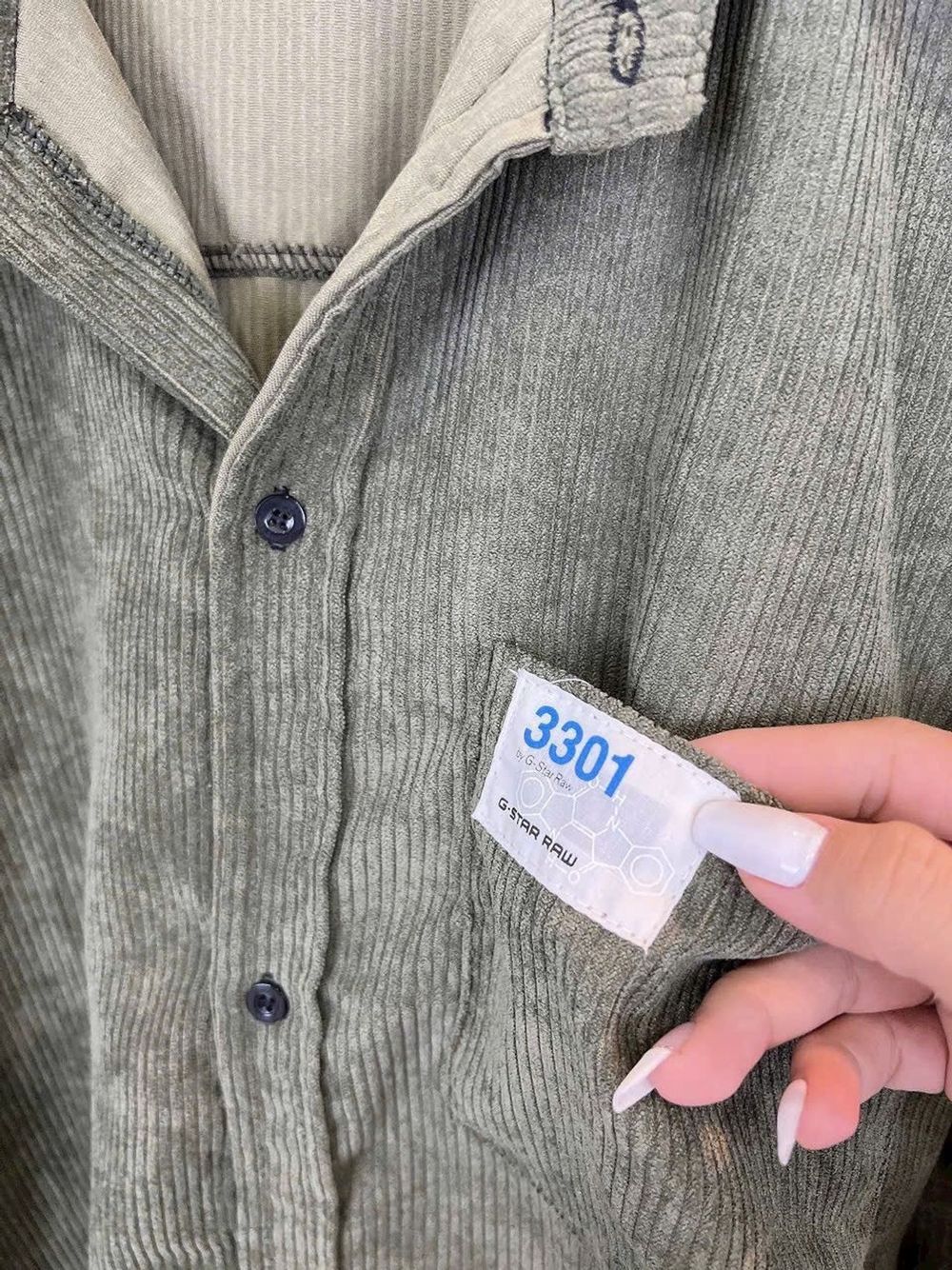 Áo khoác sơ mi nhung logo thêu mặt số túi ngực .