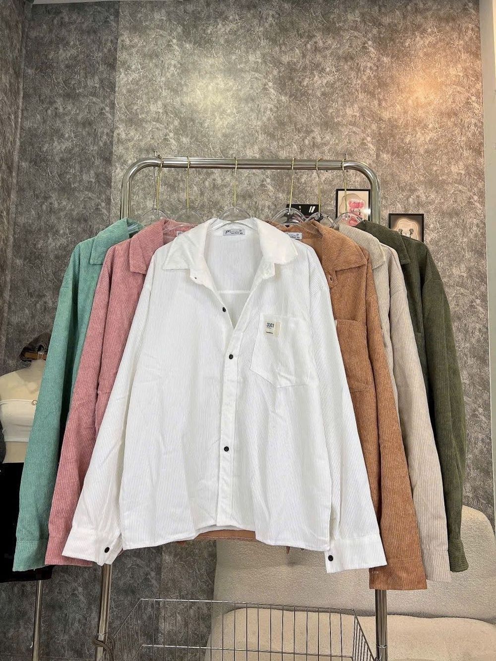 Áo khoác sơ mi nhung logo thêu mặt số túi ngực .