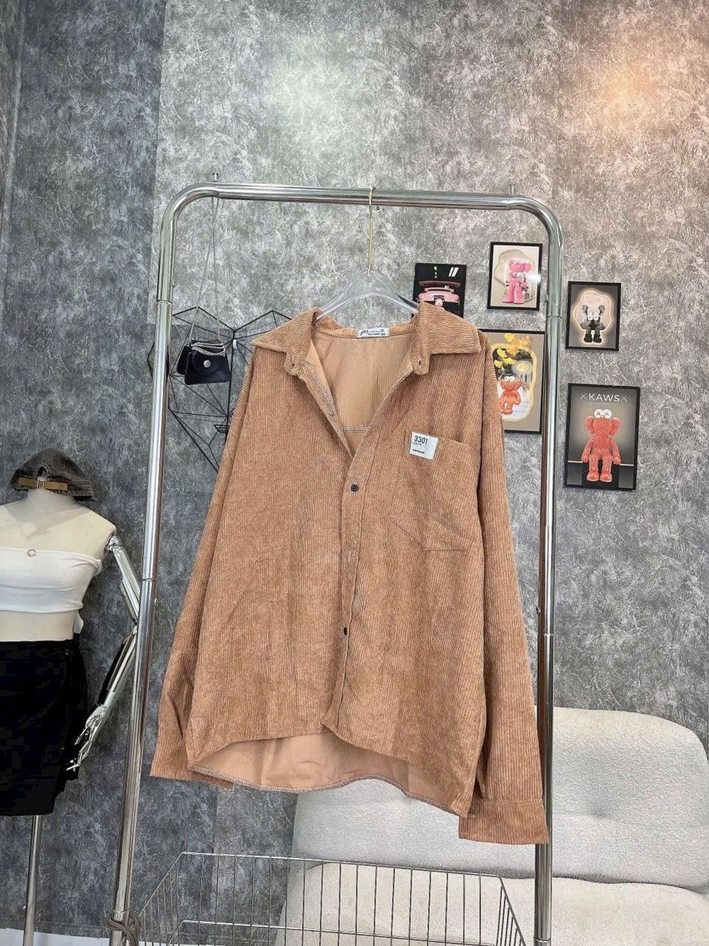 Áo khoác sơ mi nhung logo thêu mặt số túi ngực .