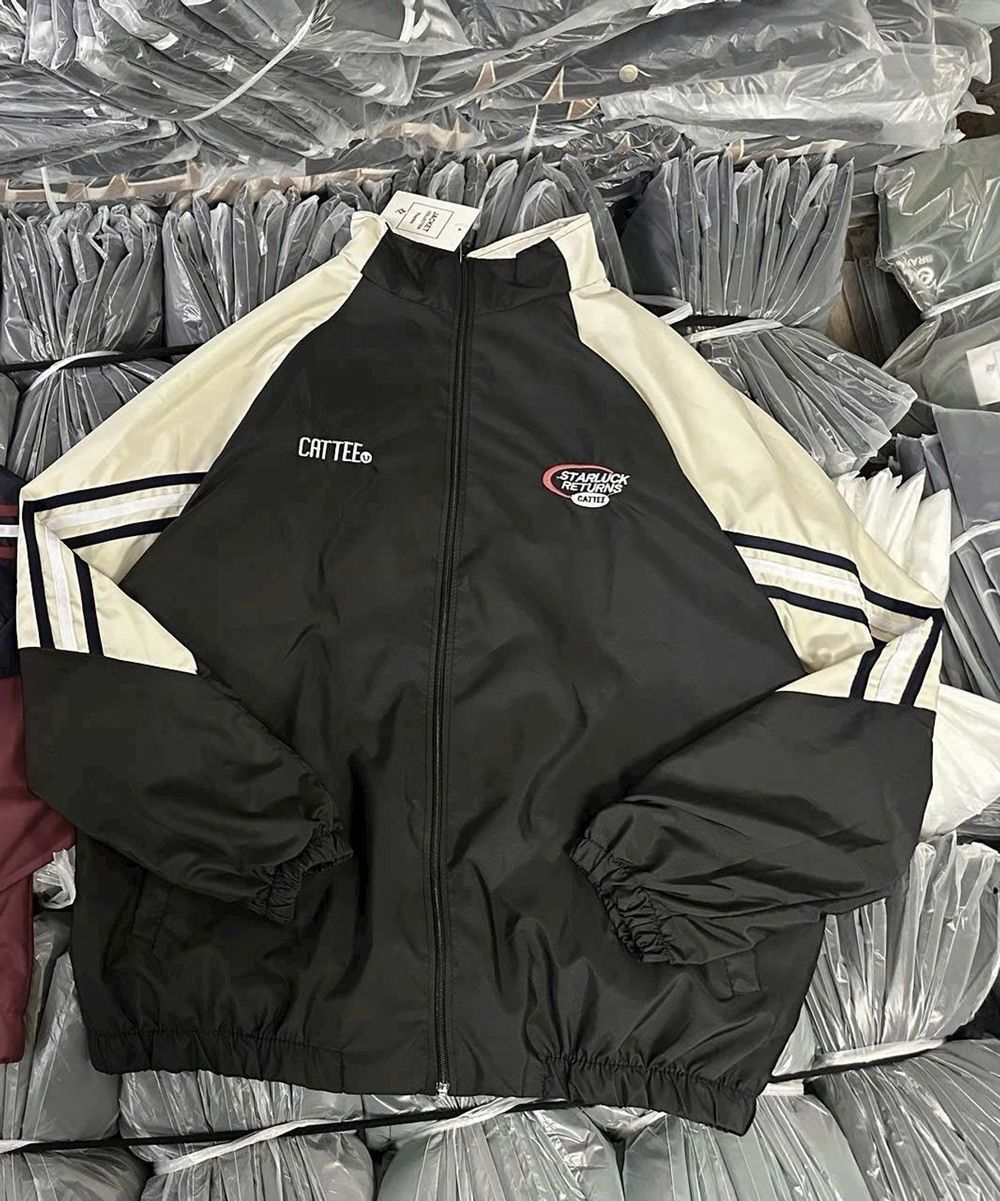 Áo khoác dù phối màu ,logo thêu. Chất dù xịn 2 lớp , có 2 size l và xl , thun lai .