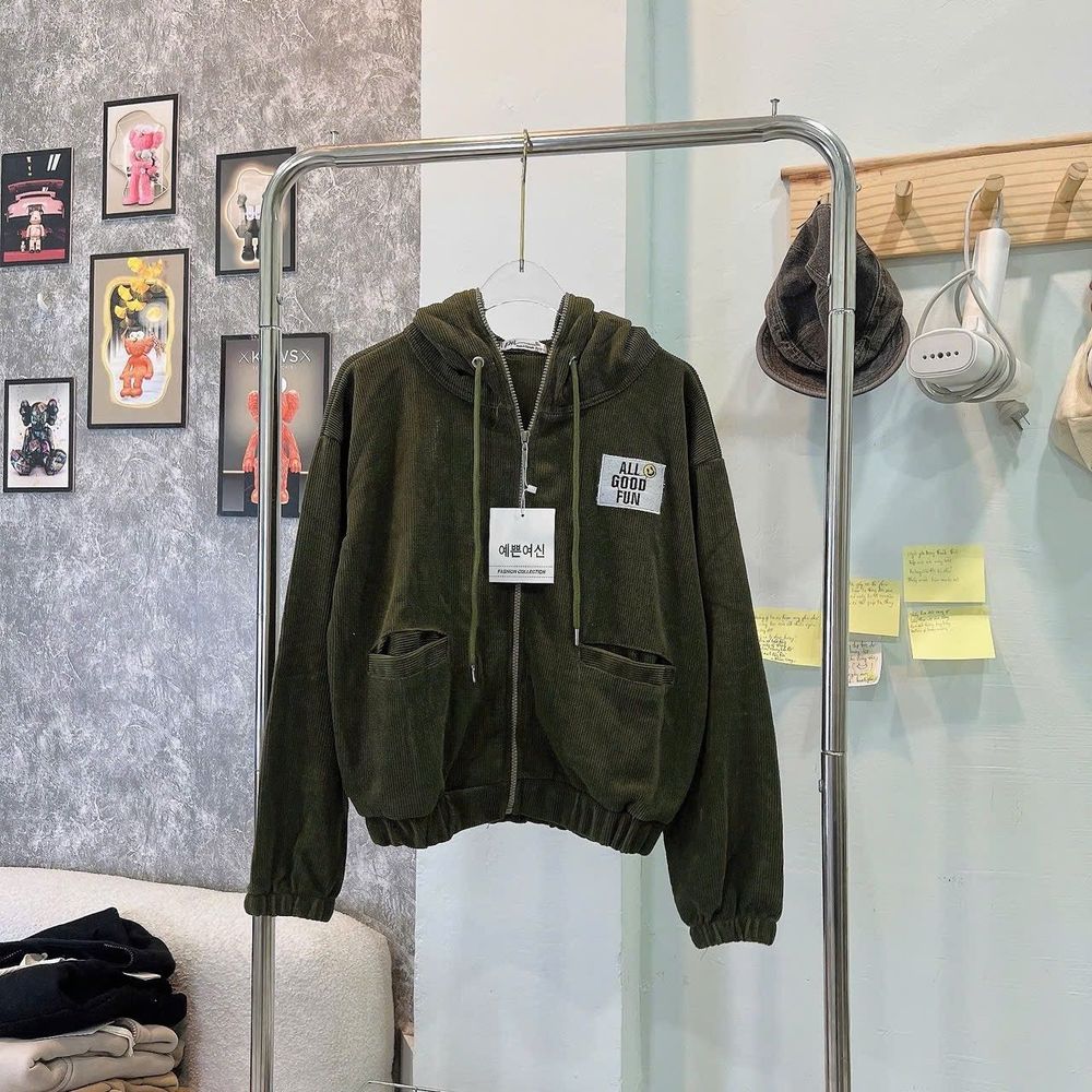 Áo khoác dáng lửng chất nhung gân thêu chữ All Good Fun