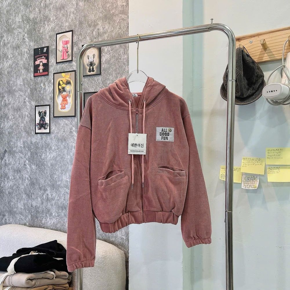 Áo khoác dáng lửng chất nhung gân thêu chữ All Good Fun