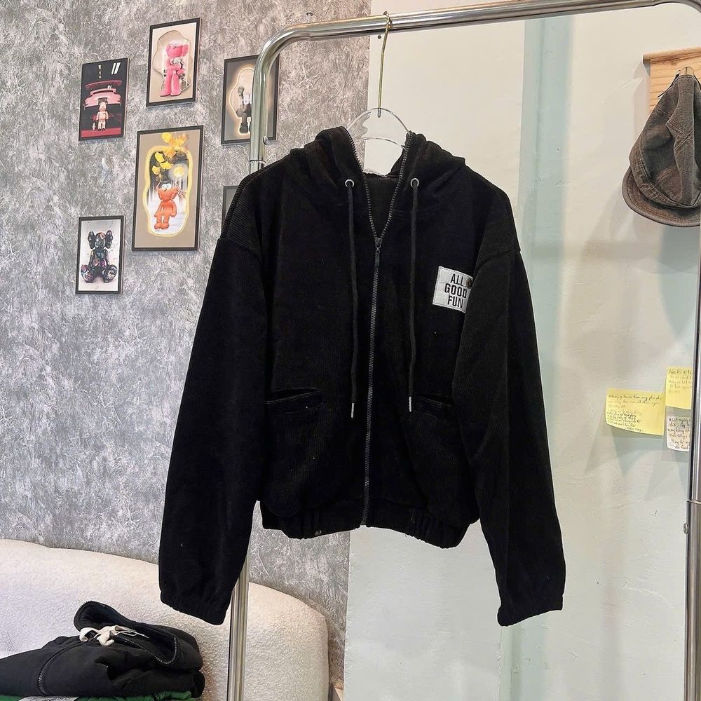 Áo khoác dáng lửng chất nhung gân thêu chữ All Good Fun