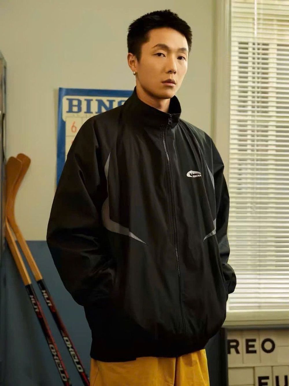 Áo khoác dù 2 lớp in chữ REOCHA phong cách