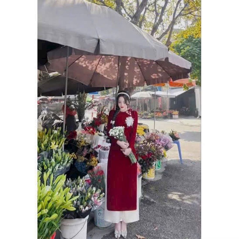 áo dài đỏ cách tân cổ yếm đính cườm xinh xắn ..