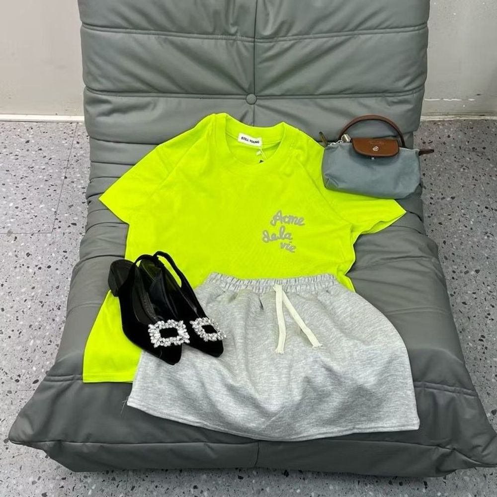 SET Áo Thun Cổ Tròn In Chữ nổi Mix Chân Váy Xám ( áo thun tici co giản chân váy da cá mịn đẹp)
