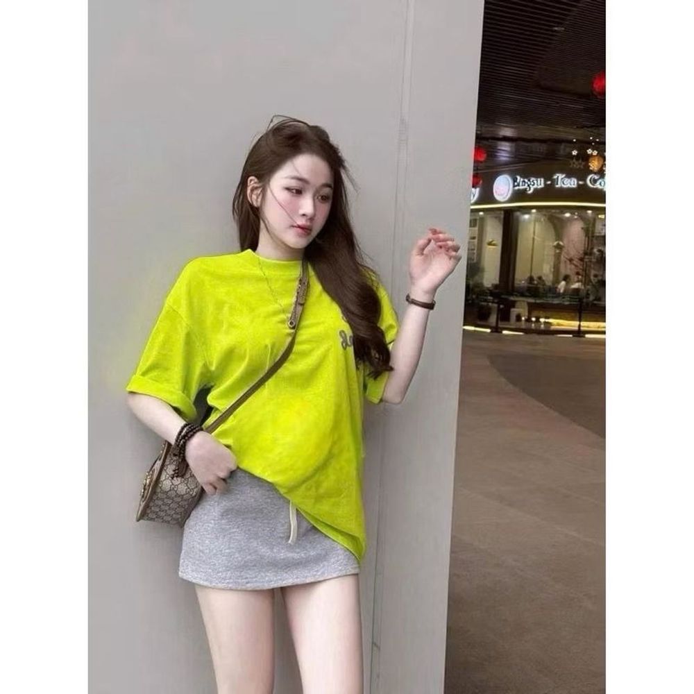 SET Áo Thun Cổ Tròn In Chữ nổi Mix Chân Váy Xám ( áo thun tici co giản chân váy da cá mịn đẹp)