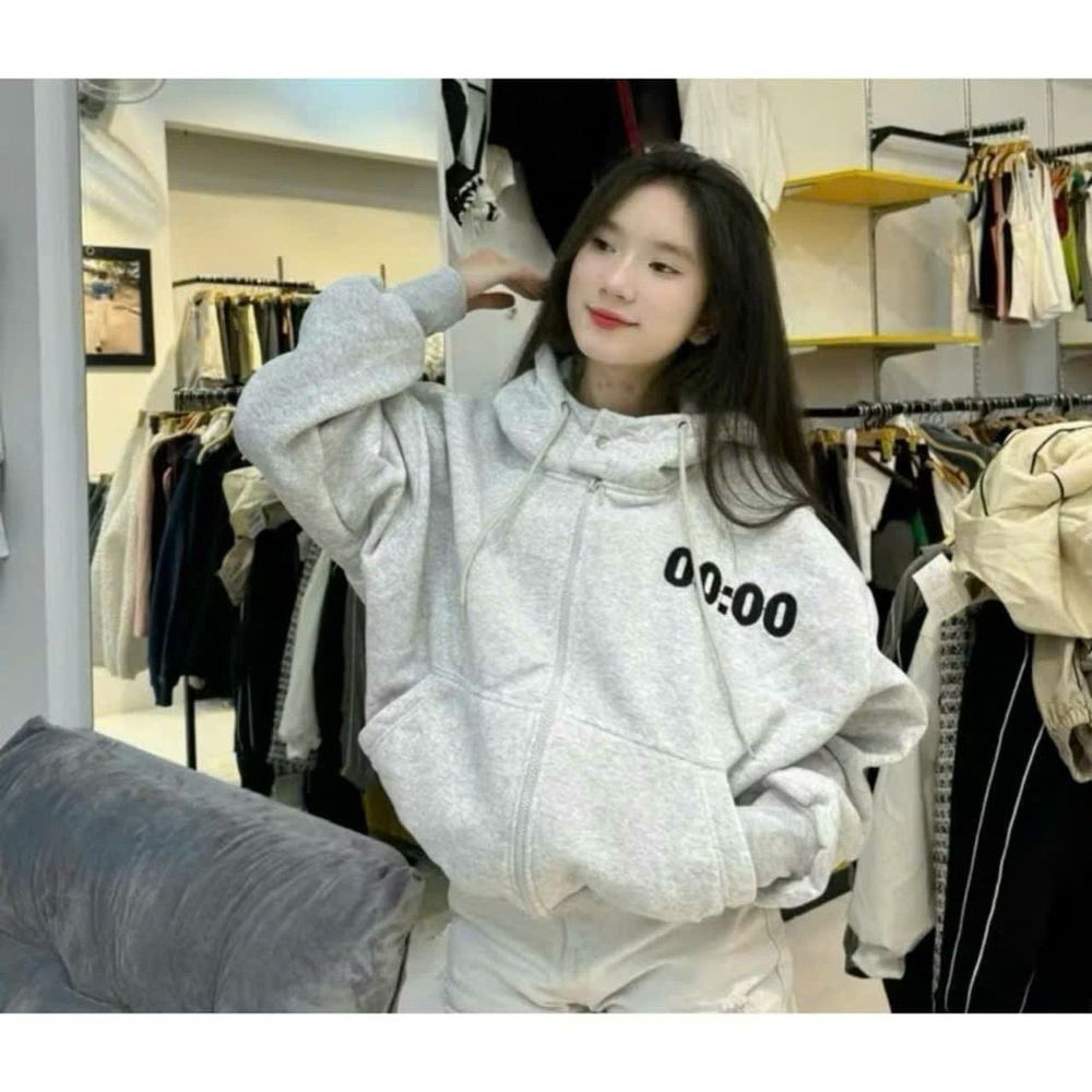 ￼ÁO HOODIES ZIP BOXY CÓ NÚT BẤM, THÊU LOGO 00:00 CÓ TÚI TRONG UNISEX CÁ TÍNH, NĂNG ĐỘNG, NAM NỮ MẶC ĐỀU ĐƯỢC