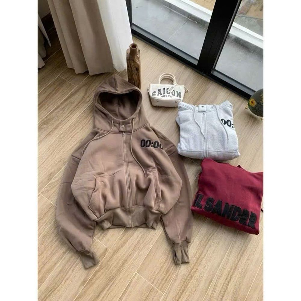 ￼ÁO HOODIES ZIP BOXY CÓ NÚT BẤM, THÊU LOGO 00:00 CÓ TÚI TRONG UNISEX CÁ TÍNH, NĂNG ĐỘNG, NAM NỮ MẶC ĐỀU ĐƯỢC