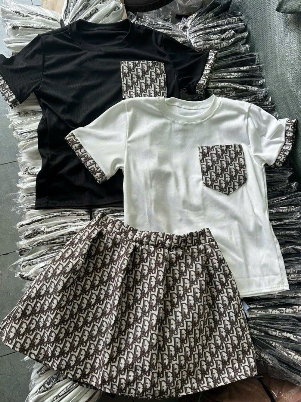 Set áo thun tăm lạnh in túi ngực viền tay mix chân váy bố dạ có lót in siêu xinh phù hợp đi làm đi chơi