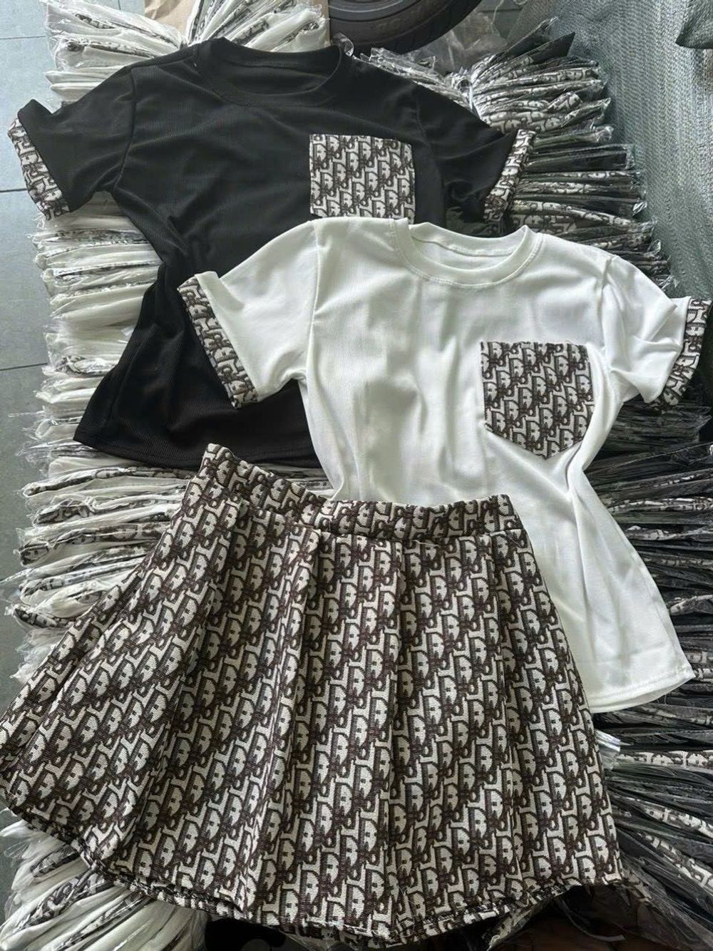 Set áo thun tăm lạnh in túi ngực viền tay mix chân váy bố dạ có lót in siêu xinh phù hợp đi làm đi chơi