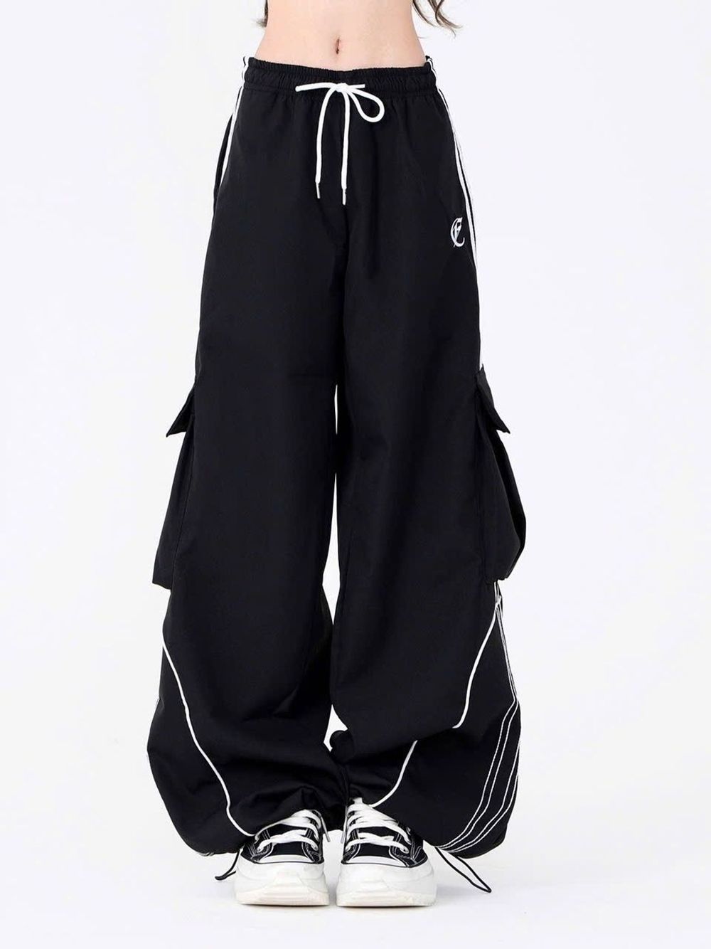 Quần Jogger Nam Nữ, Quần Ống Rộng Unisex Vải Dù Logo Thêu Có Dây Rút Lai,Chạy Chỉ decan 2 Bên Sườn