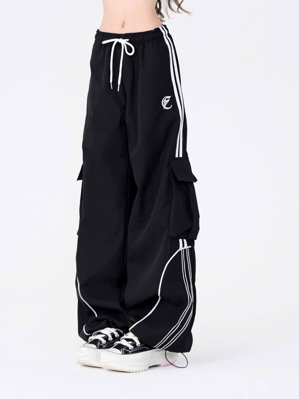 Quần Jogger Nam Nữ, Quần Ống Rộng Unisex Vải Dù Logo Thêu Có Dây Rút Lai,Chạy Chỉ decan 2 Bên Sườn