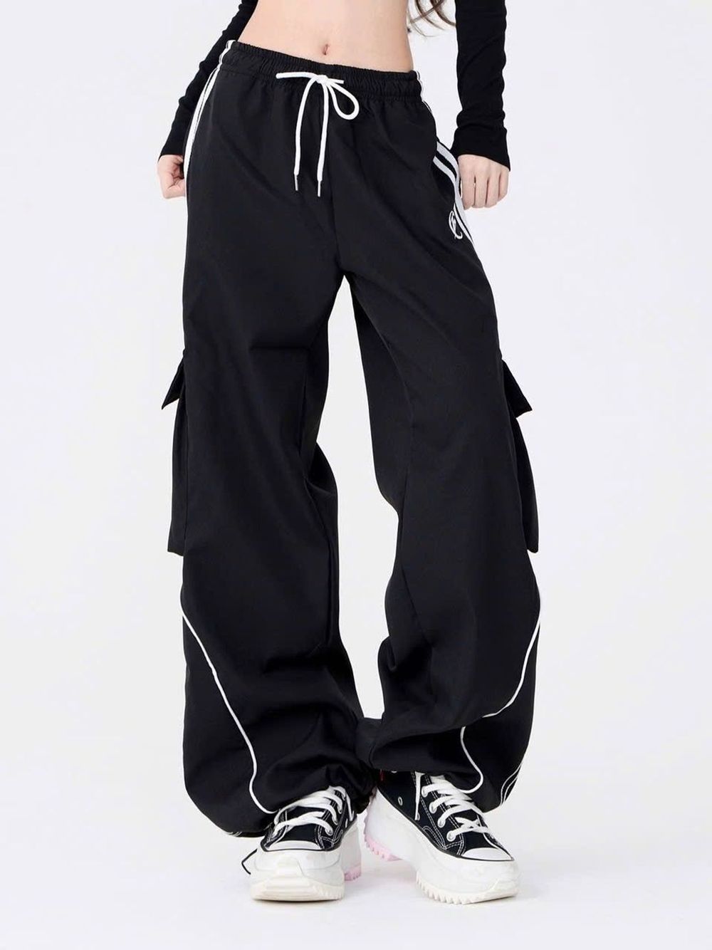 Quần Jogger Nam Nữ, Quần Ống Rộng Unisex Vải Dù Logo Thêu Có Dây Rút Lai,Chạy Chỉ decan 2 Bên Sườn