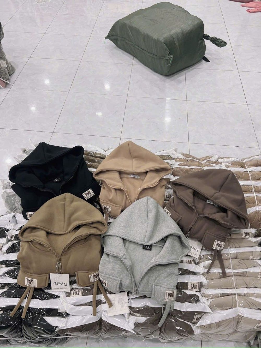 Áo khoác dáng lửng croptop có nón chất nỉ dệt XK dày túi nắp logo M
