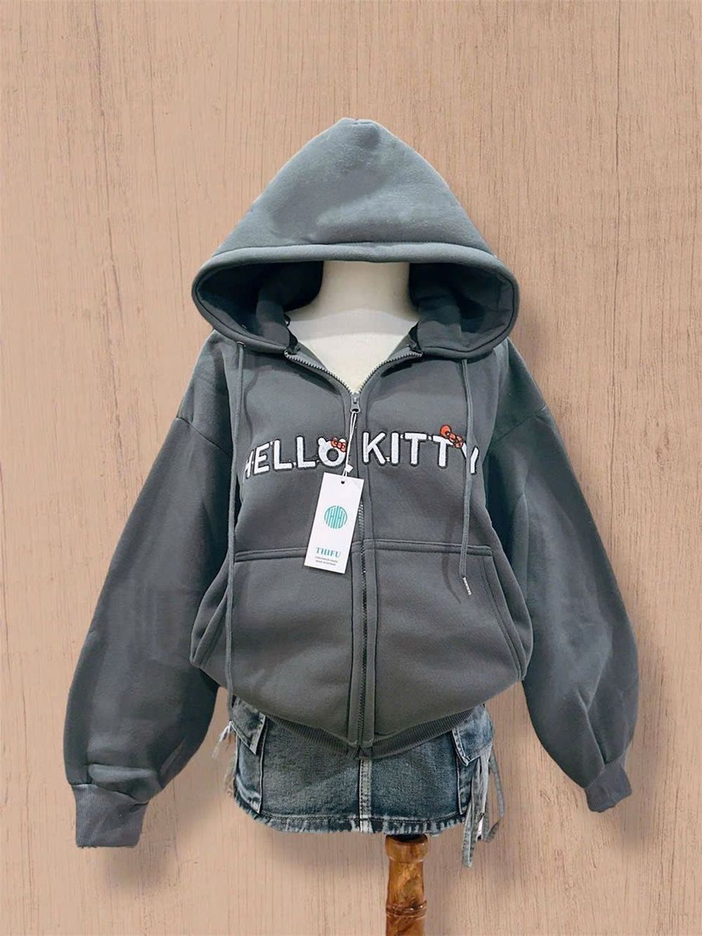 Áo khoác nữ thêu Hellokity nón to, có túi trong, tay phồng freesize