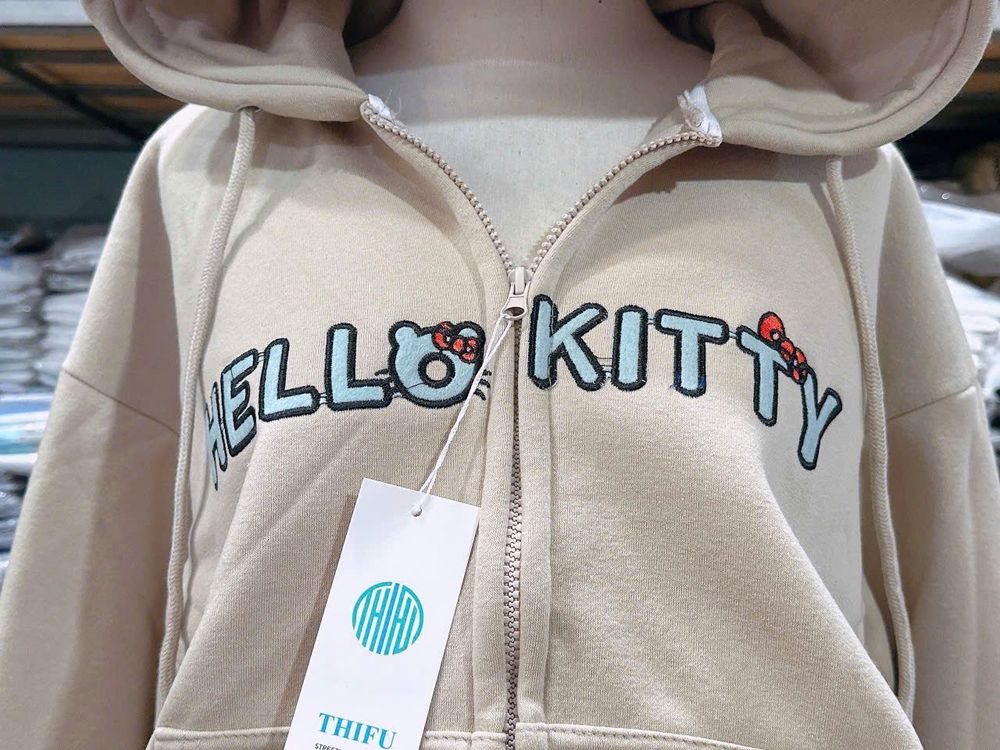 Áo khoác nữ thêu Hellokity nón to, có túi trong, tay phồng freesize