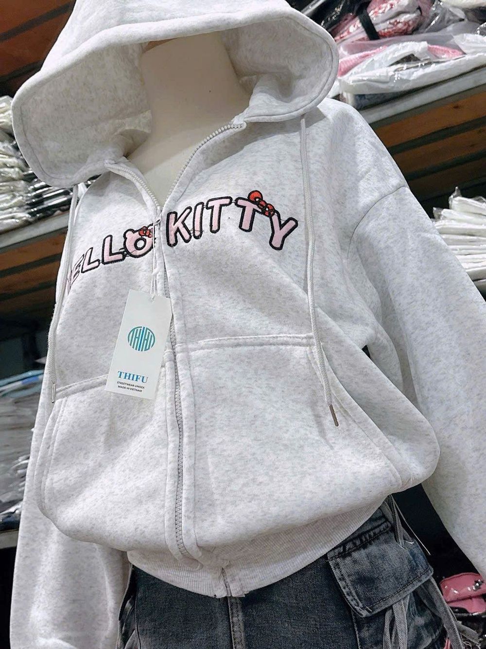 Áo khoác nữ thêu Hellokity nón to, có túi trong, tay phồng freesize