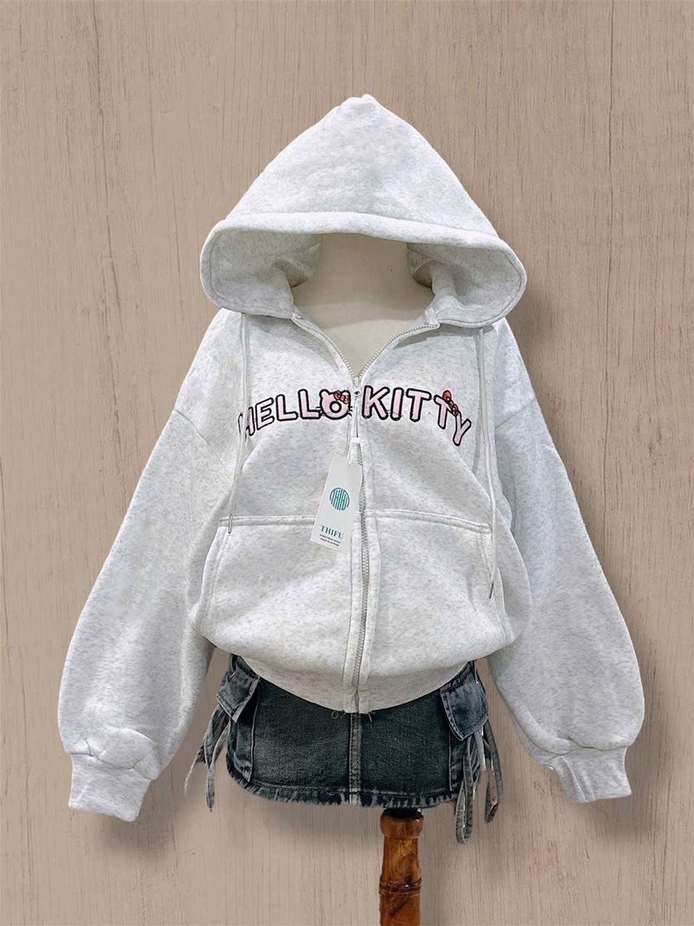 Áo khoác nữ thêu Hellokity nón to, có túi trong, tay phồng freesize