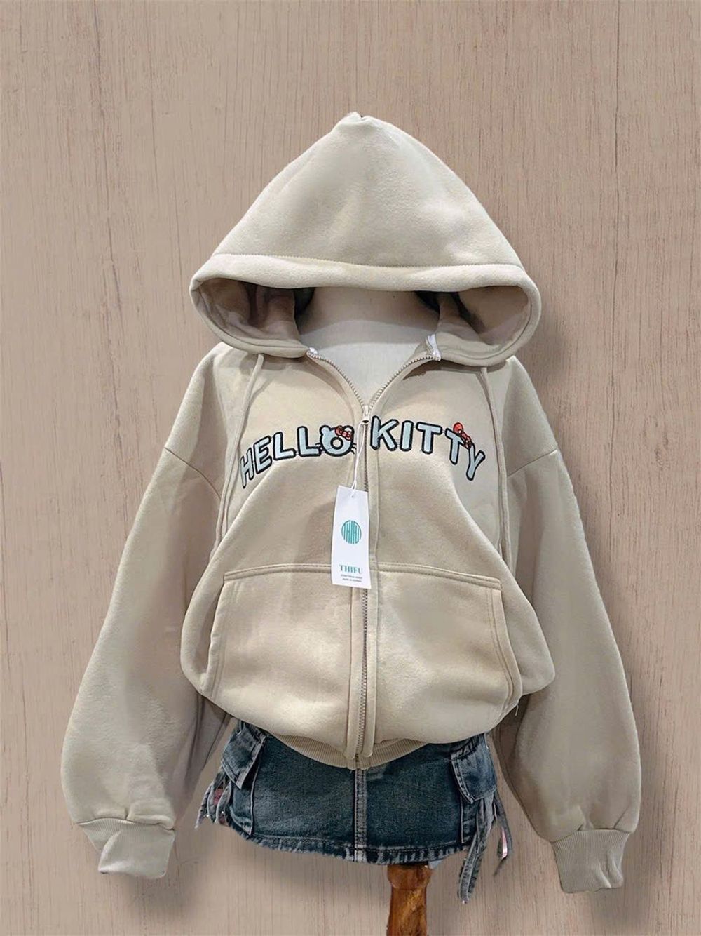 Áo khoác nữ thêu Hellokity nón to, có túi trong, tay phồng freesize