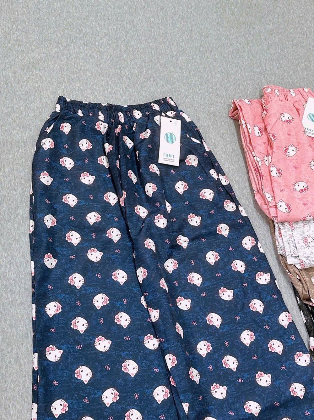 Quần Dài Ống Rộng Họa Tiết Mèo Hello Kitty Dễ Thương, Chất Vải Lụa Mềm Mịn Thoáng Thoải Mái Freesize dưới 63kg