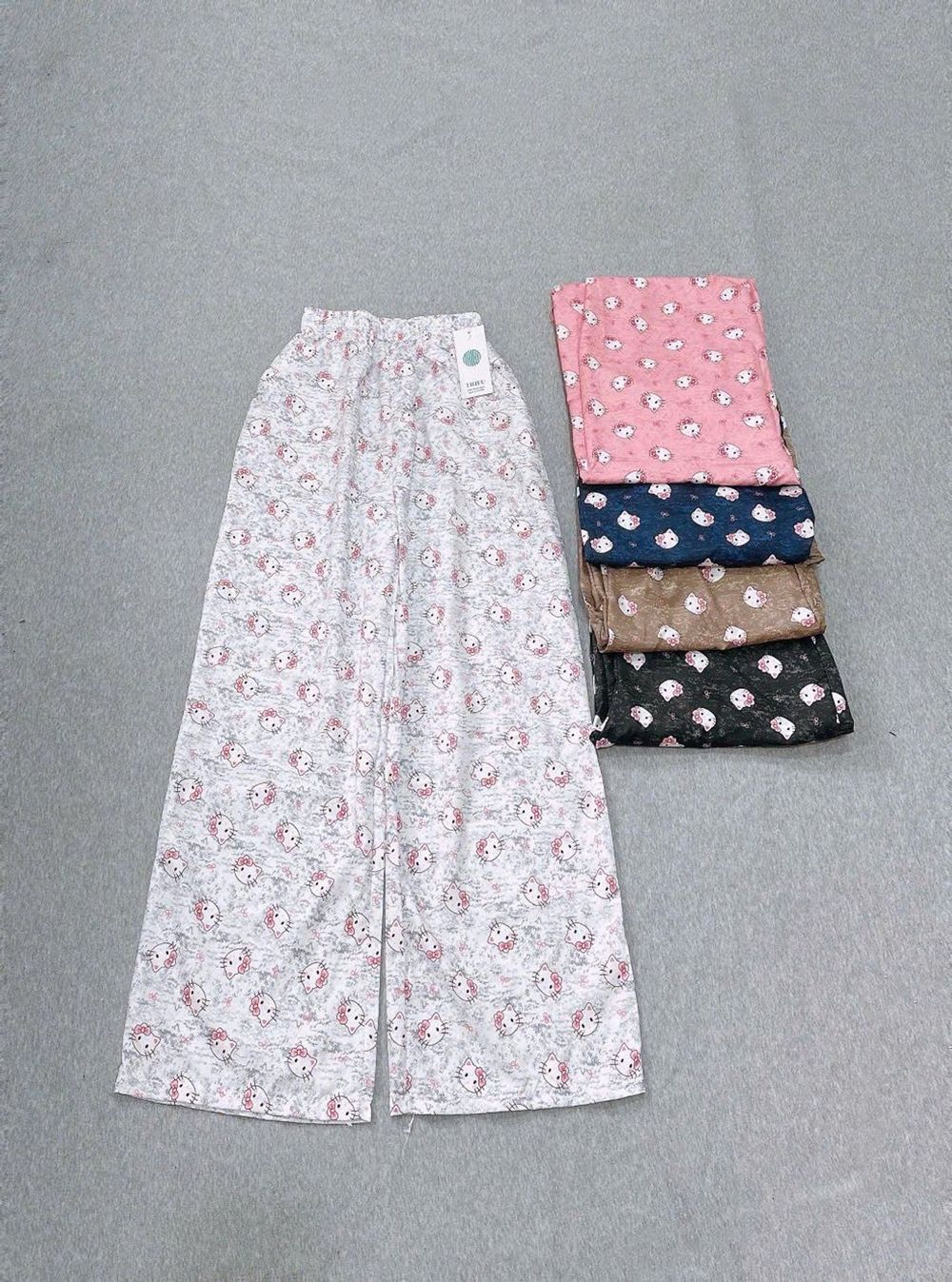 Quần Dài Ống Rộng Họa Tiết Mèo Hello Kitty Dễ Thương, Chất Vải Lụa Mềm Mịn Thoáng Thoải Mái Freesize dưới 63kg