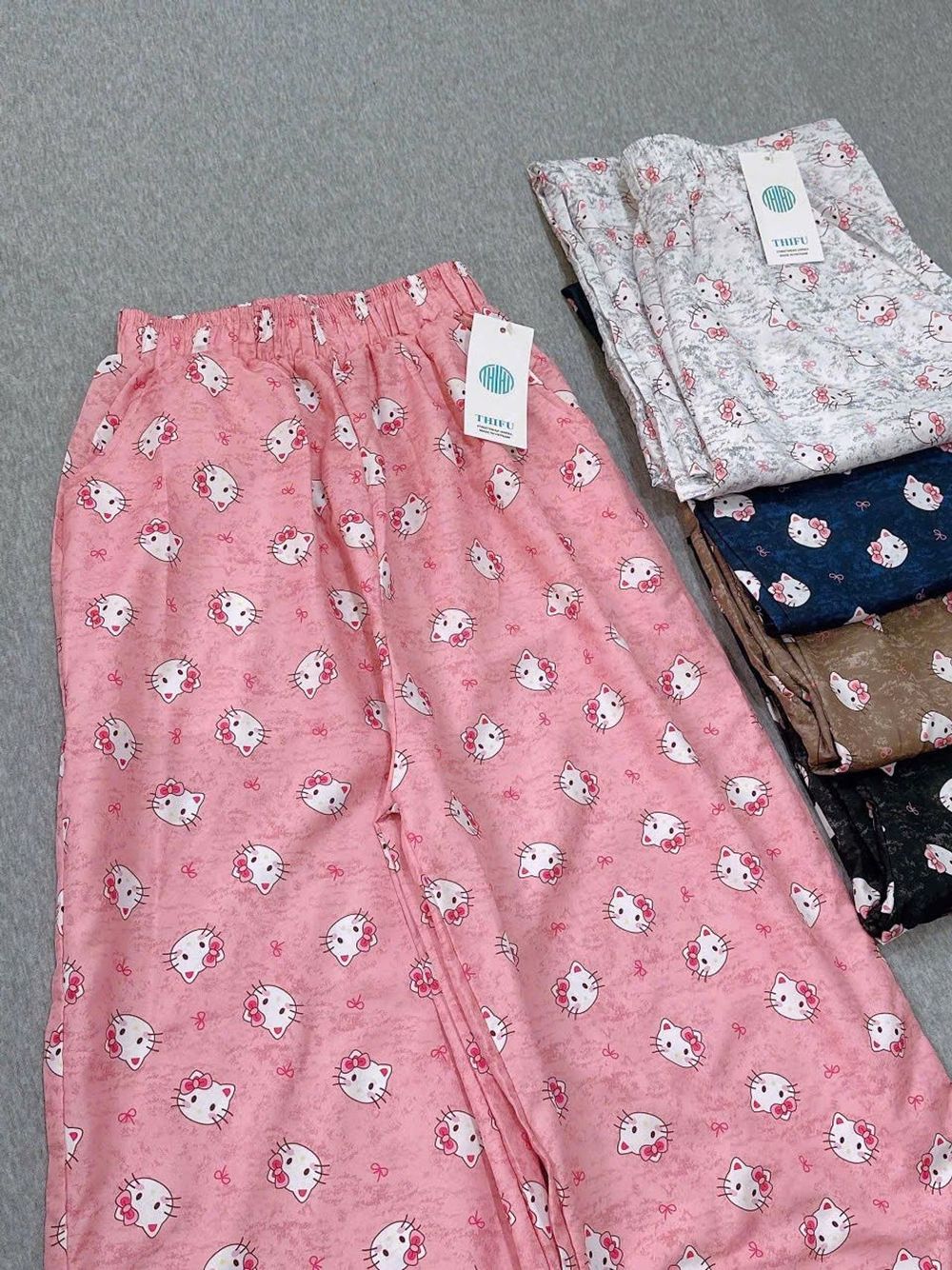Quần Dài Ống Rộng Họa Tiết Mèo Hello Kitty Dễ Thương, Chất Vải Lụa Mềm Mịn Thoáng Thoải Mái Freesize dưới 63kg