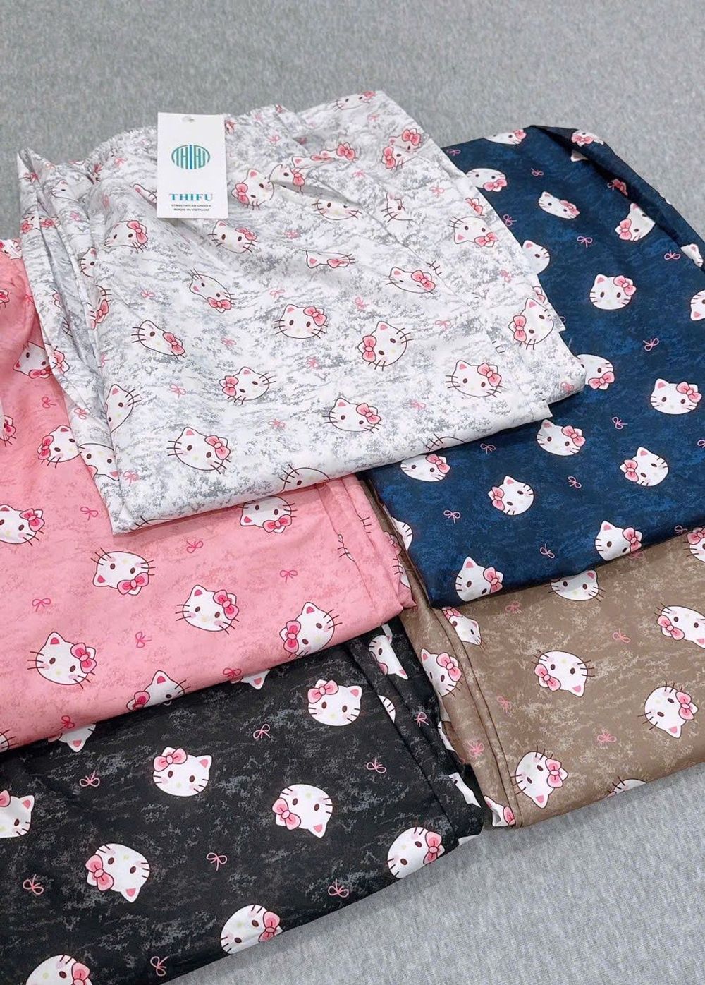 Quần Dài Ống Rộng Họa Tiết Mèo Hello Kitty Dễ Thương, Chất Vải Lụa Mềm Mịn Thoáng Thoải Mái Freesize dưới 63kg