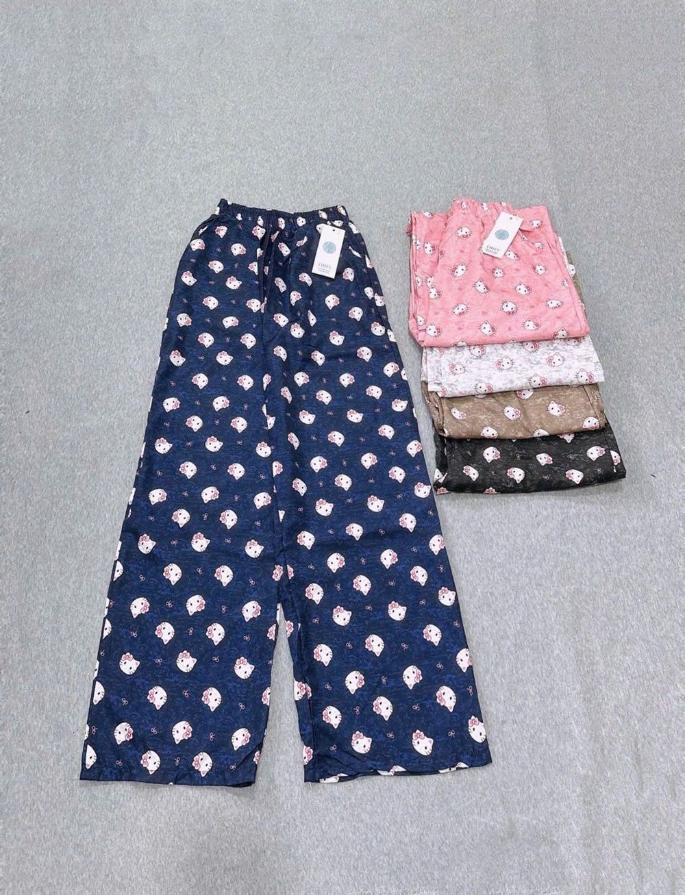 Quần Dài Ống Rộng Họa Tiết Mèo Hello Kitty Dễ Thương, Chất Vải Lụa Mềm Mịn Thoáng Thoải Mái Freesize dưới 63kg