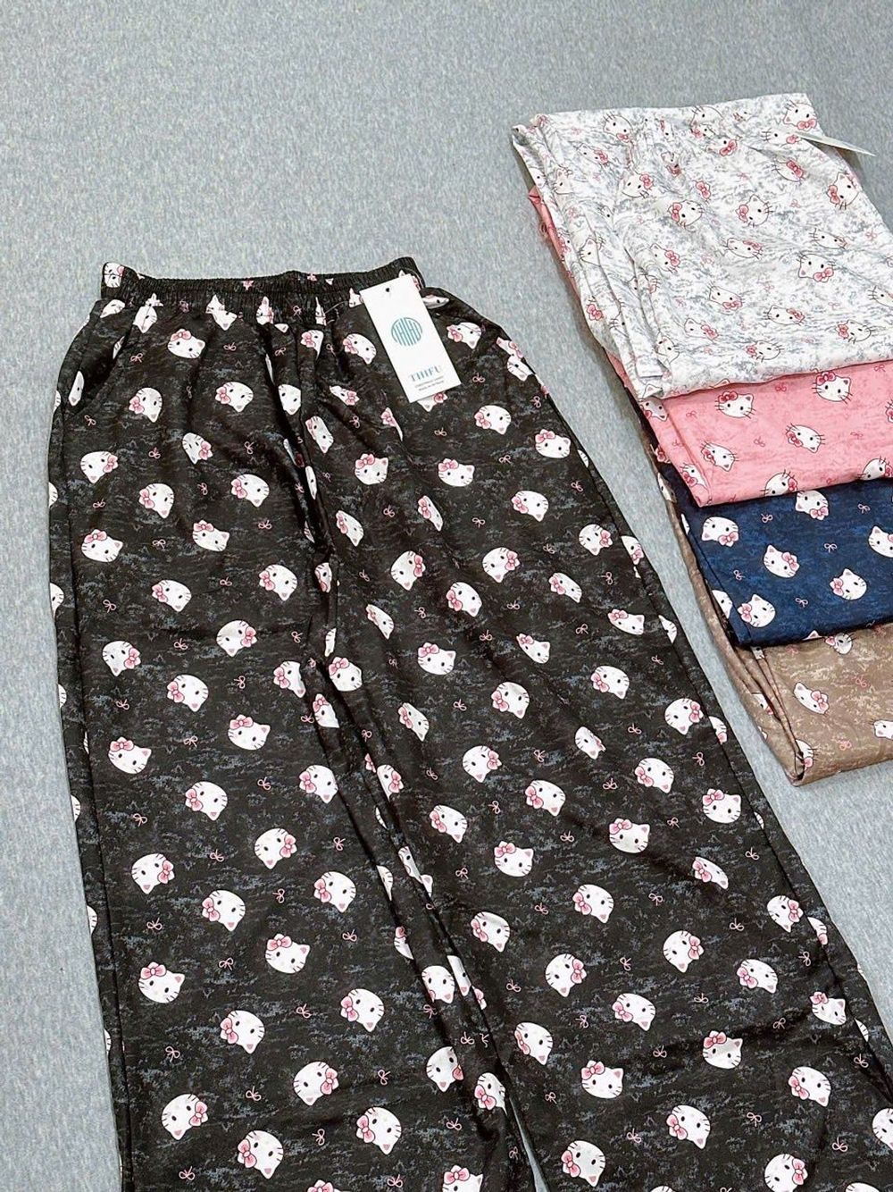 Quần Dài Ống Rộng Họa Tiết Mèo Hello Kitty Dễ Thương, Chất Vải Lụa Mềm Mịn Thoáng Thoải Mái Freesize dưới 63kg