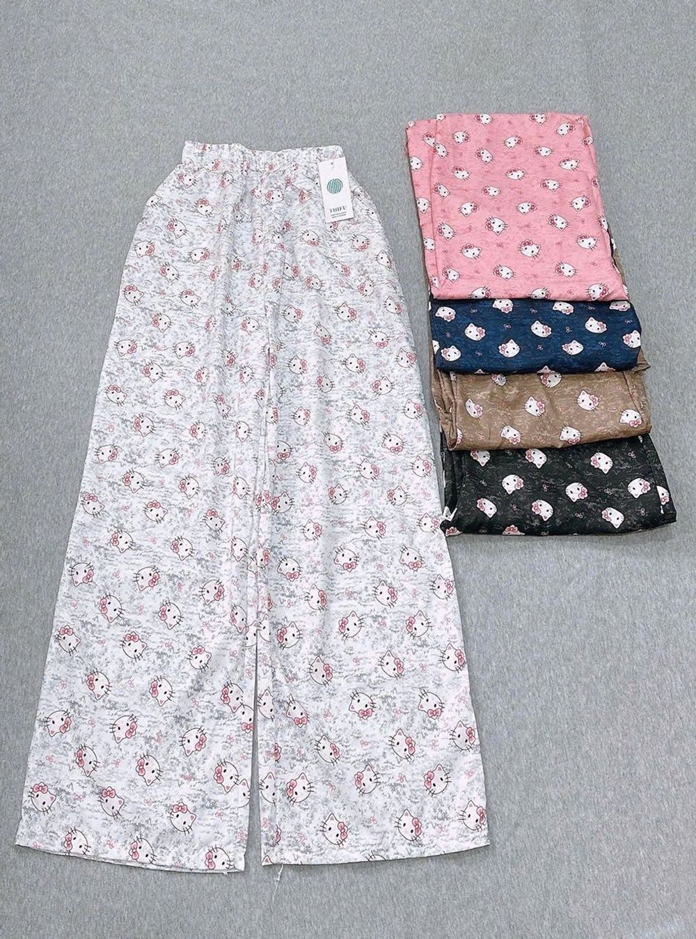 Quần Dài Ống Rộng Họa Tiết Mèo Hello Kitty Dễ Thương, Chất Vải Lụa Mềm Mịn Thoáng Thoải Mái Freesize dưới 63kg