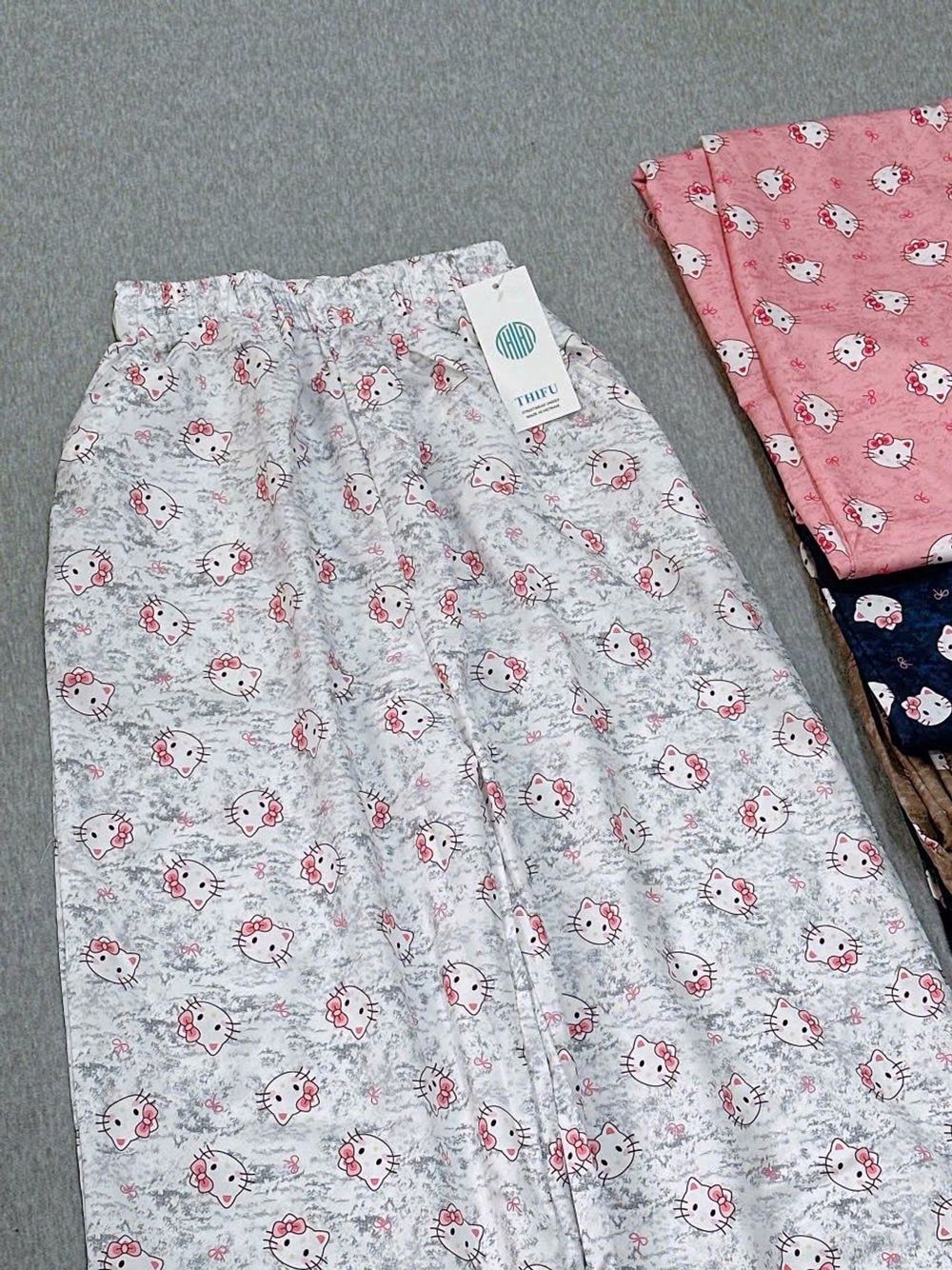 Quần Dài Ống Rộng Họa Tiết Mèo Hello Kitty Dễ Thương, Chất Vải Lụa Mềm Mịn Thoáng Thoải Mái Freesize dưới 63kg
