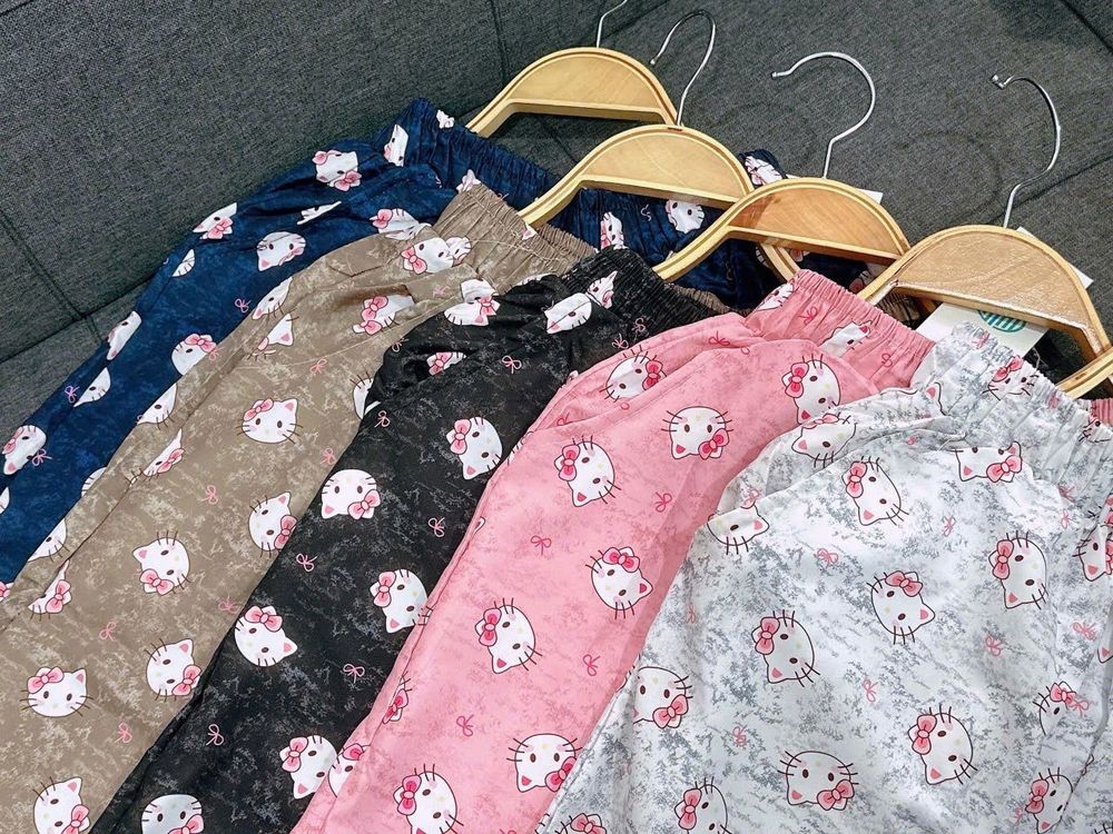 Quần Dài Ống Rộng Họa Tiết Mèo Hello Kitty Dễ Thương, Chất Vải Lụa Mềm Mịn Thoáng Thoải Mái Freesize dưới 63kg