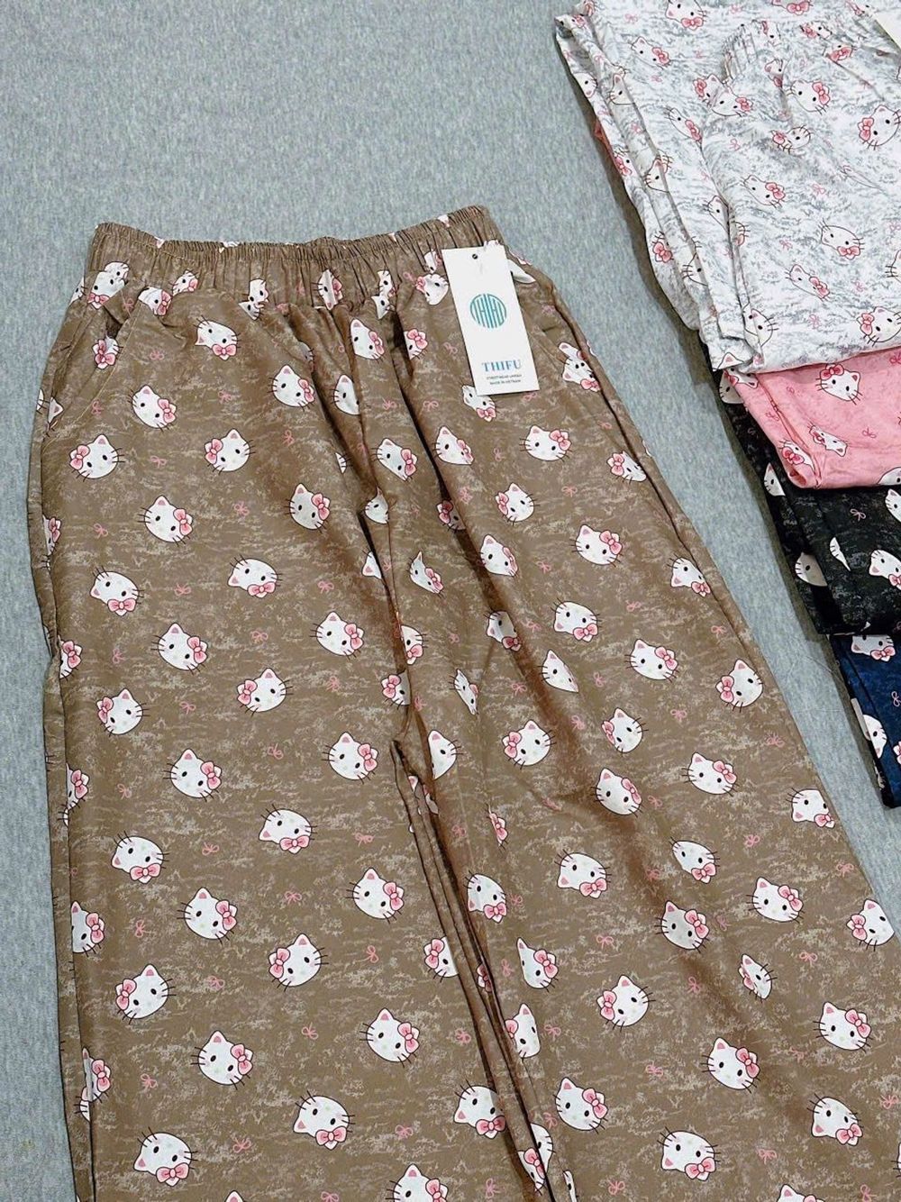 Quần Dài Ống Rộng Họa Tiết Mèo Hello Kitty Dễ Thương, Chất Vải Lụa Mềm Mịn Thoáng Thoải Mái Freesize dưới 63kg