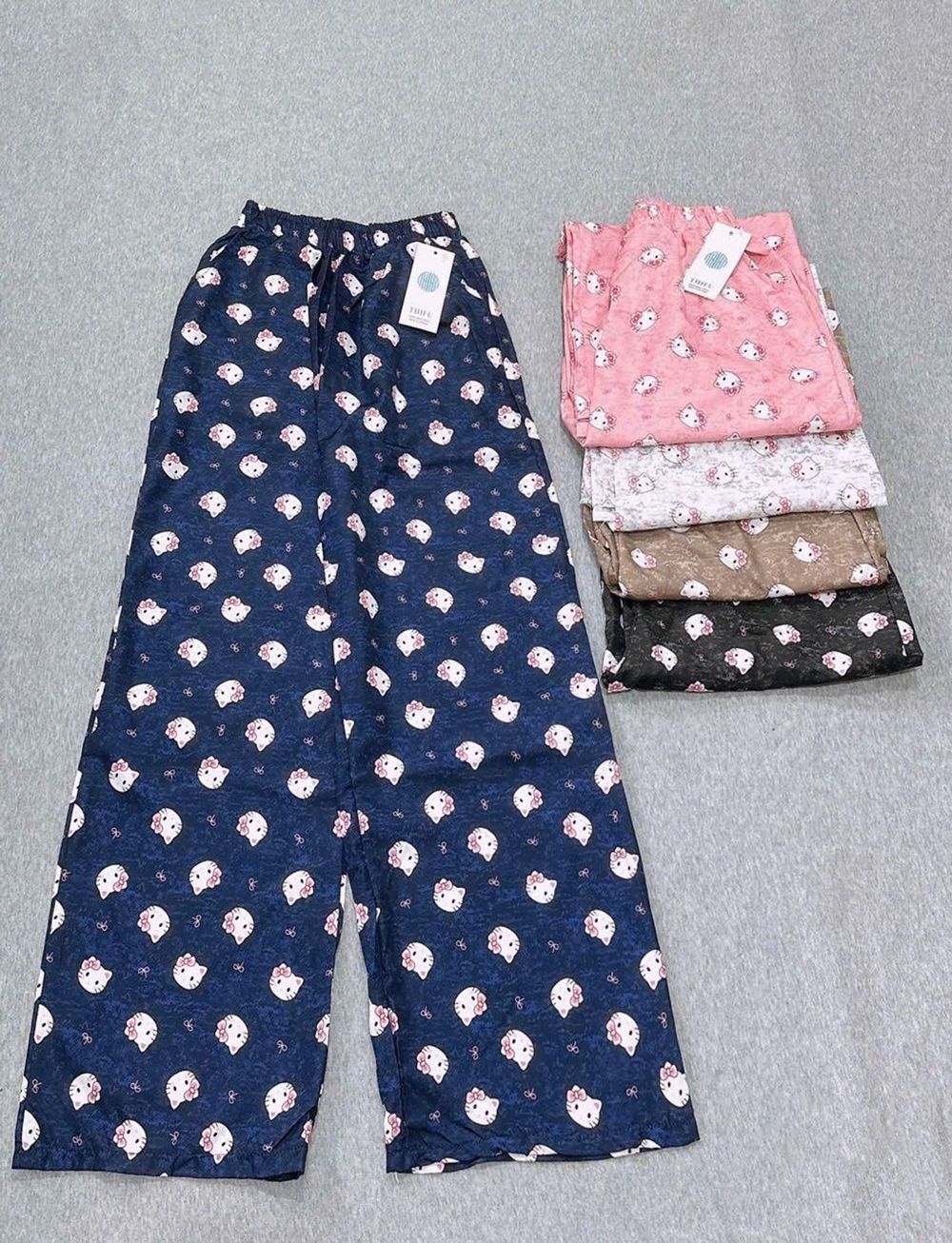 Quần Dài Ống Rộng Họa Tiết Mèo Hello Kitty Dễ Thương, Chất Vải Lụa Mềm Mịn Thoáng Thoải Mái Freesize dưới 63kg