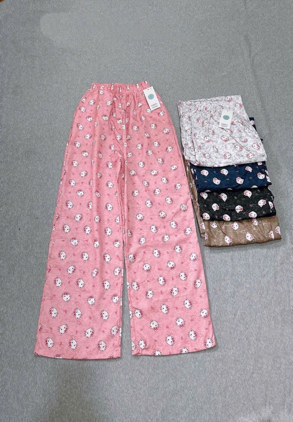 Quần Dài Ống Rộng Họa Tiết Mèo Hello Kitty Dễ Thương, Chất Vải Lụa Mềm Mịn Thoáng Thoải Mái Freesize dưới 63kg