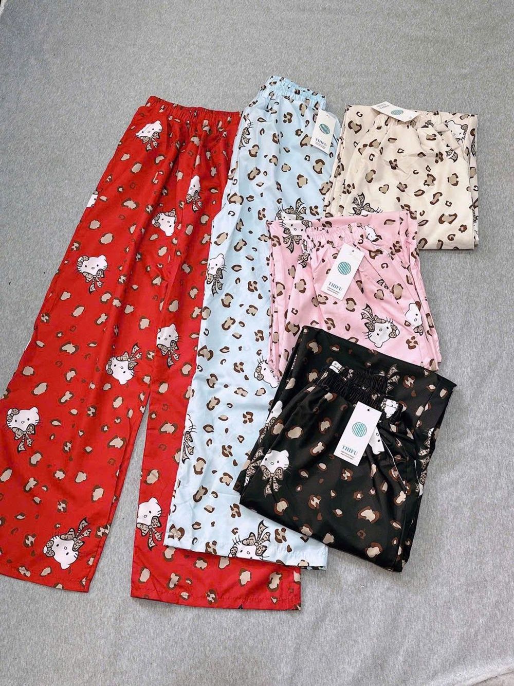Quần Dài Ống Rộng Họa Tiết Mèo Hello Kitty Phối Da Báo Dễ Thương, Chất Vải Lụa Mềm Mịn Thoáng Thoải Mái Freesize