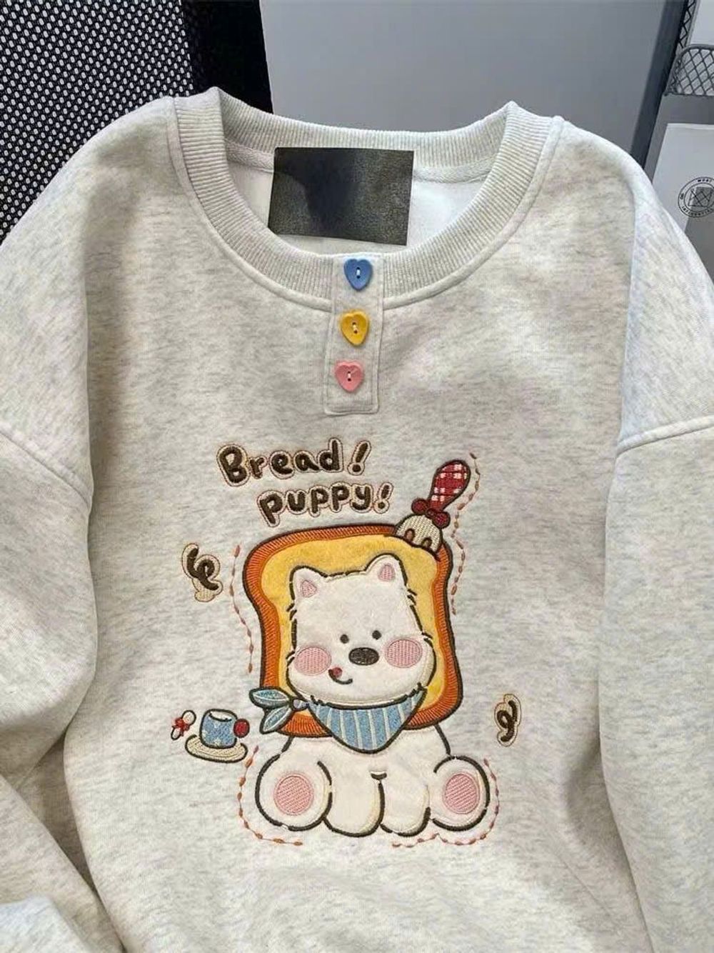 Áo dài tay nữ cổ tròn đính charm nút