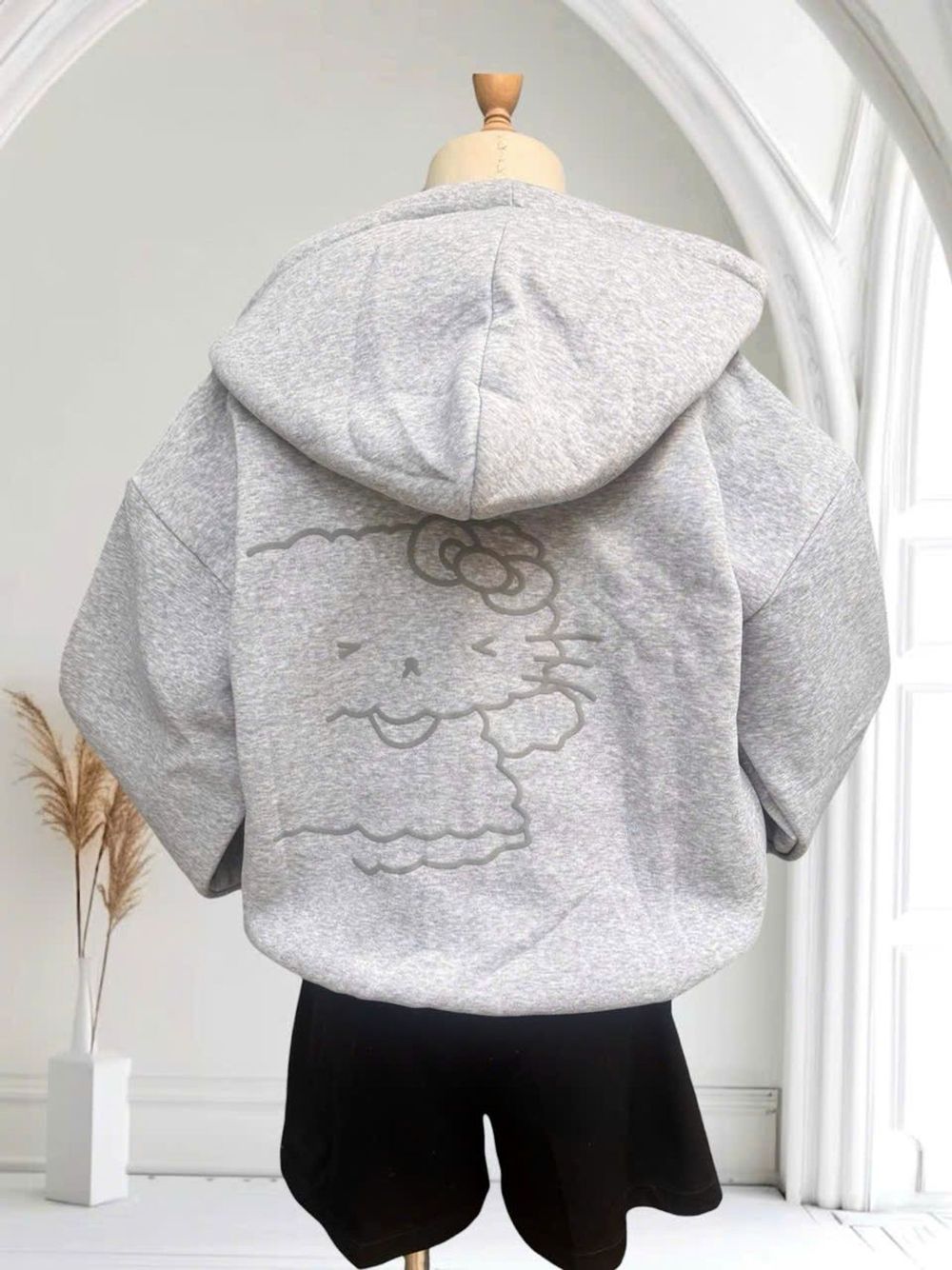 Áo khoác nữ Mon Studio logo in nổi có kèm charm mèo