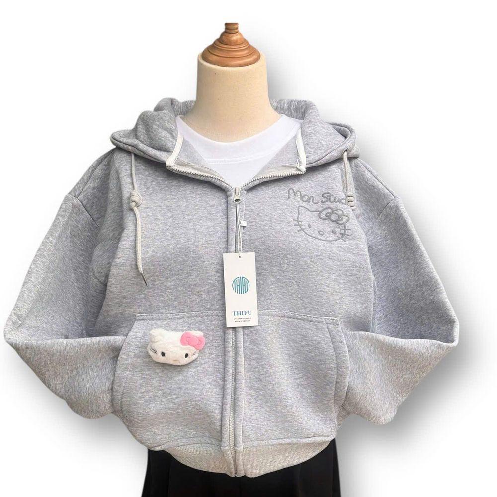 Áo khoác nữ Mon Studio logo in nổi có kèm charm mèo