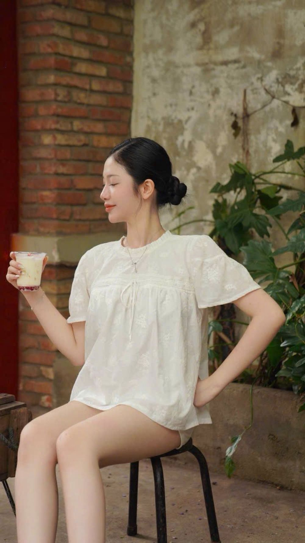 Áo Kiểu Tiểu Thư Tay Ngắn Phồng Nhẹ Thêu Hoa Nhí Phối Ren Cao Cấp