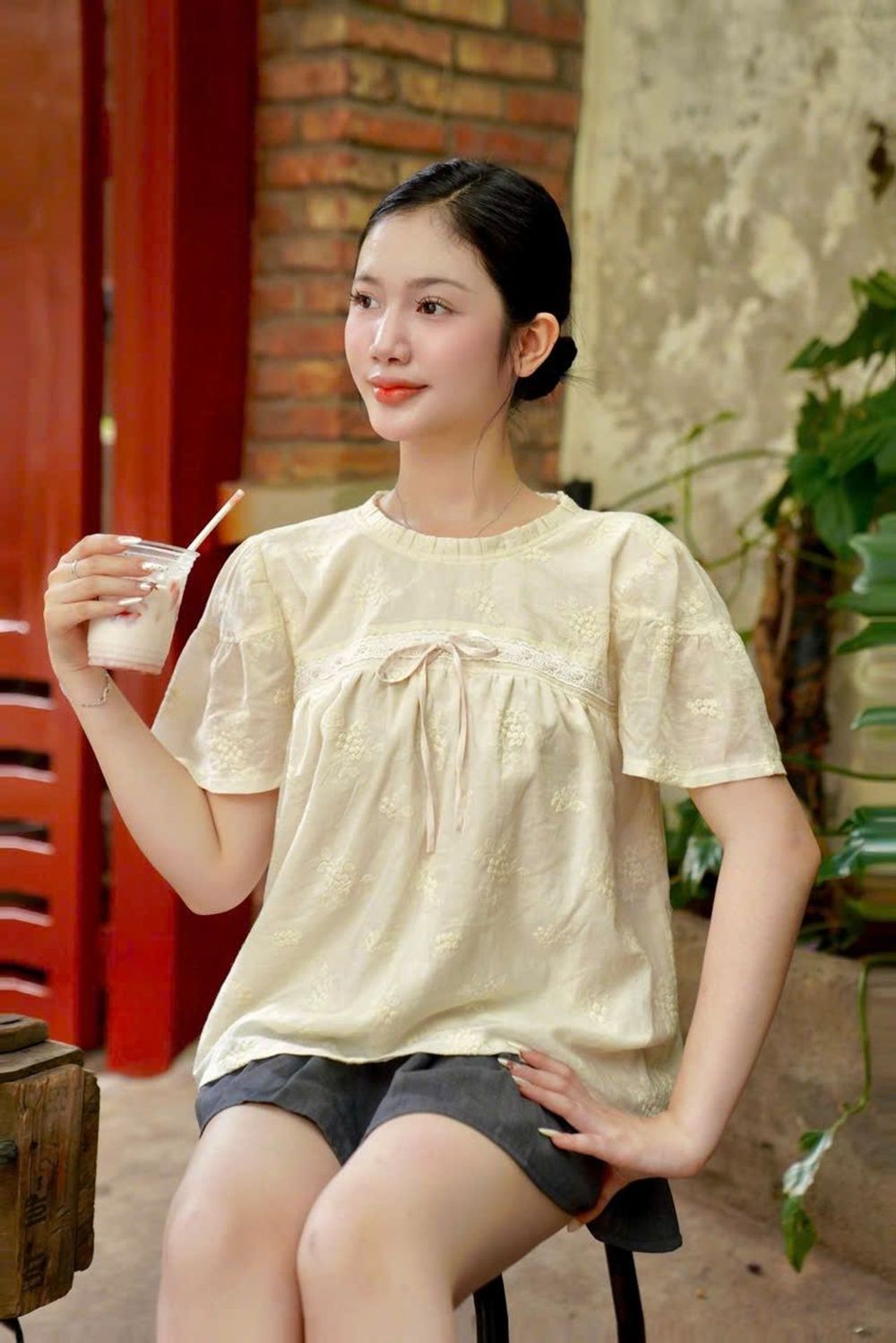 Áo Kiểu Tiểu Thư Tay Ngắn Phồng Nhẹ Thêu Hoa Nhí Phối Ren Cao Cấp