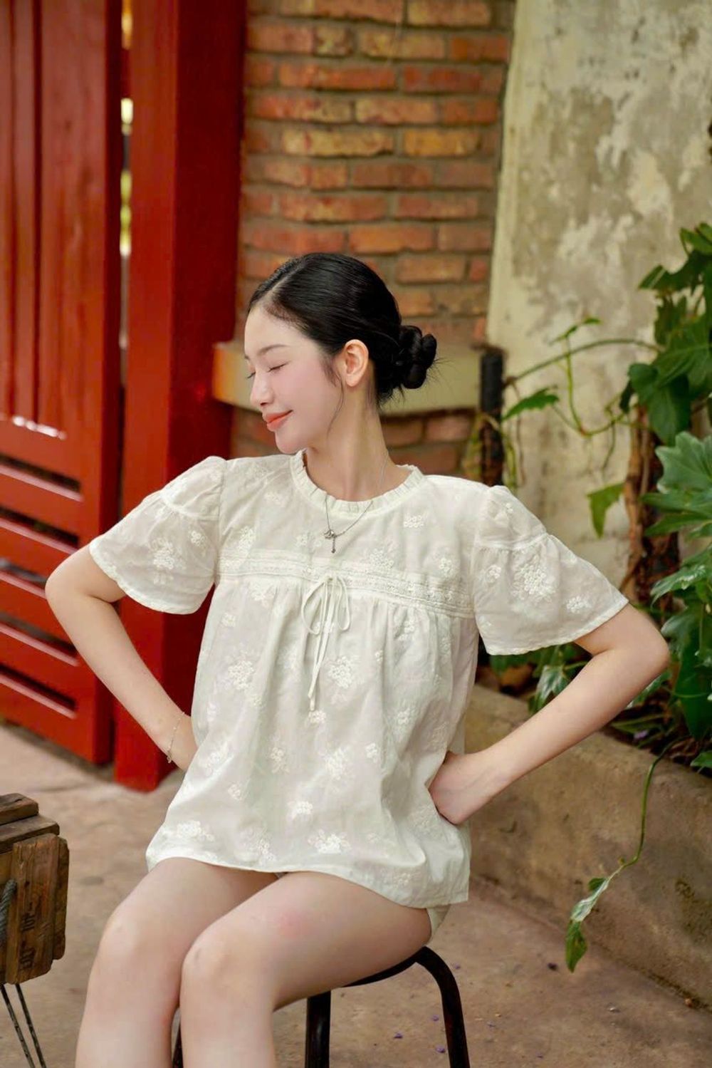Áo Kiểu Tiểu Thư Tay Ngắn Phồng Nhẹ Thêu Hoa Nhí Phối Ren Cao Cấp