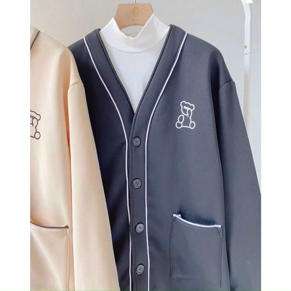 Áo khoác bomber nỉ nút logo in gấu, chạy viền nẹp và túi