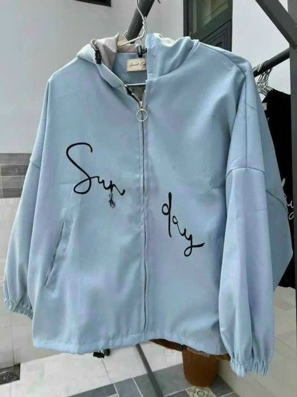 Áo khoác da lộn có nón mới về.có nút chặn nón,2 lớp lót dù,logo in SUNDAY form to bự 70kg